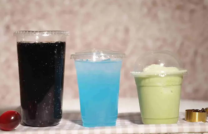 Quali standard alimentari devono soddisfare i bicchieri per bevande fredde in PLA durante la produzione?